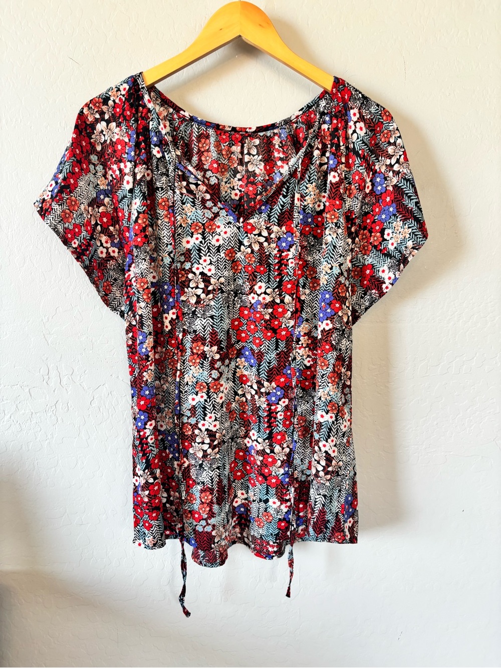 SHEIN Red Floral V-Neck Tie-Front Short Sleeve Blouse - Picture 2 of 7